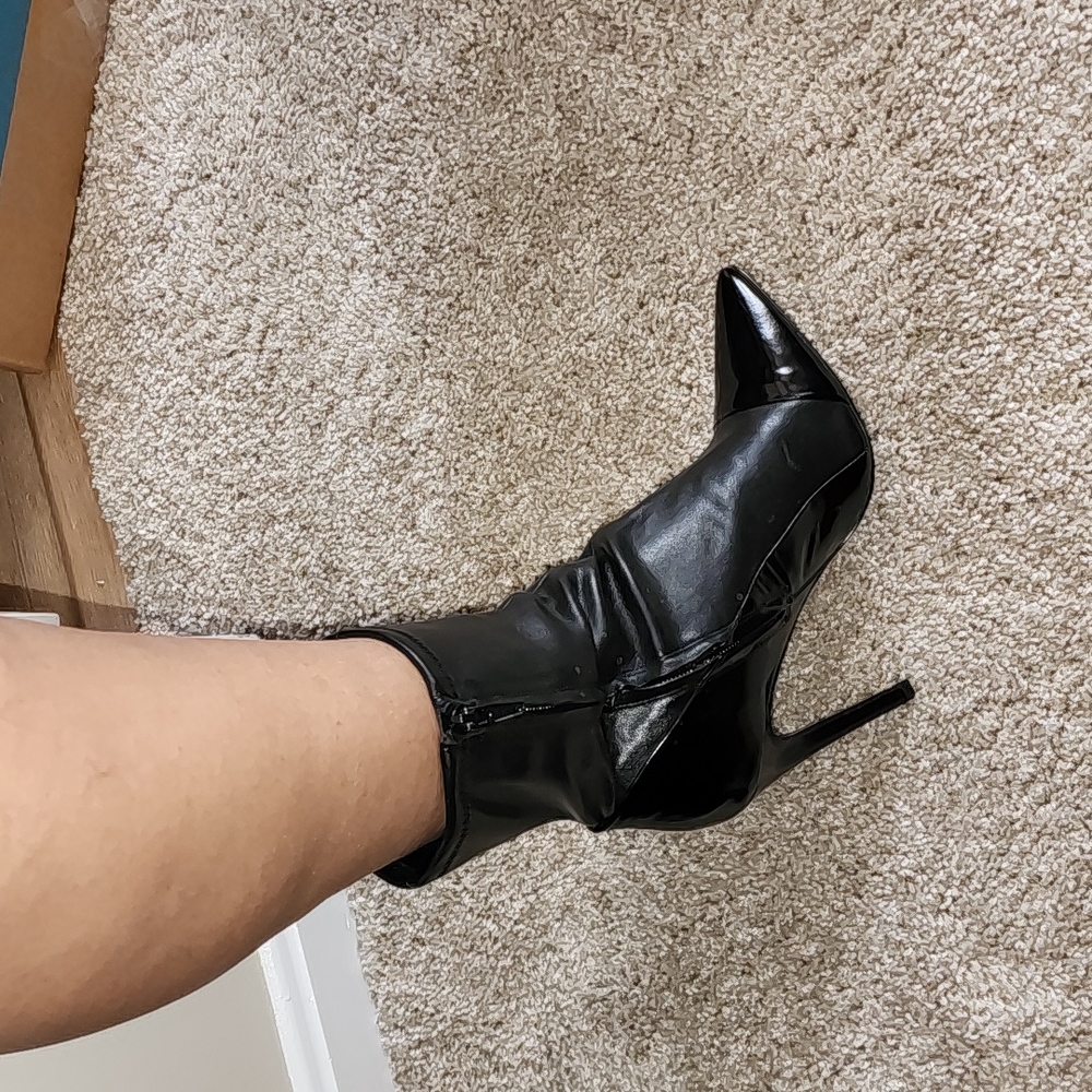 GUESS BLACK PATENT TOE LEATHER SOCK STILLETTO BOOTIES WORN 1/2 HOUR